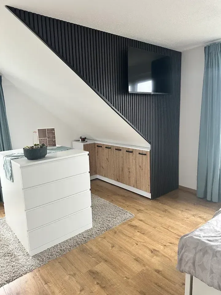 Wandpaneele mit Lamellen in einem Wohnraum, Lieferung nach Paderborn